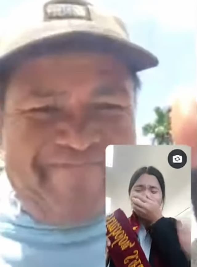 Viral, Mahasiswi Langsung Video Call Ayah yang Masih Jualan Es Keliling Usai Lulus Sidang Skripsi Viral, Mahasiswi Langsung Video Call Ayah yang Masih Jualan Es Keliling Usai Lulus Sidang Skripsi