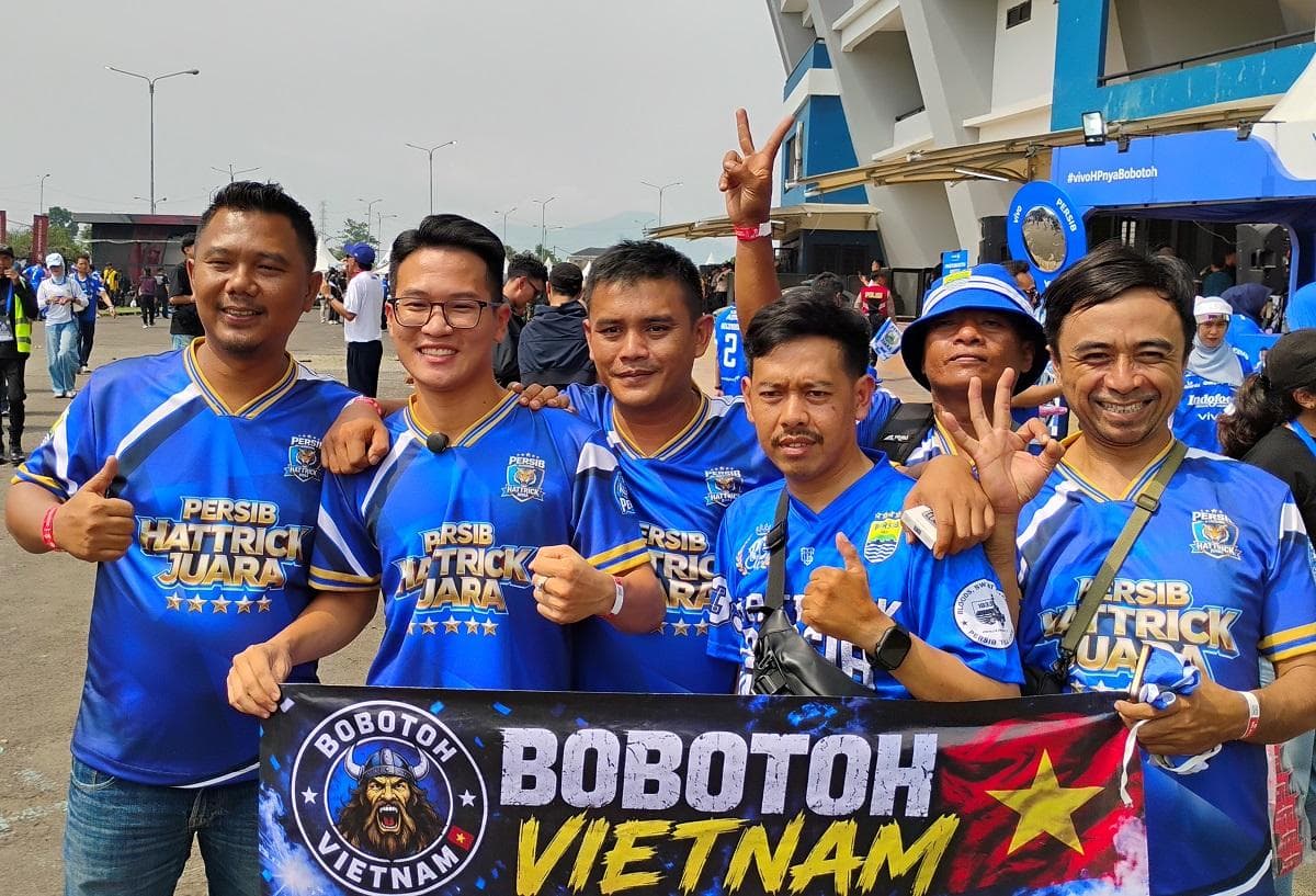 Bobotoh asal Vietnam Rela Datang ke GBLA demi Saksikan Persib Juara Super League Bobotoh asal Vietnam Rela Datang ke GBLA demi Saksikan Persib Juara Super League