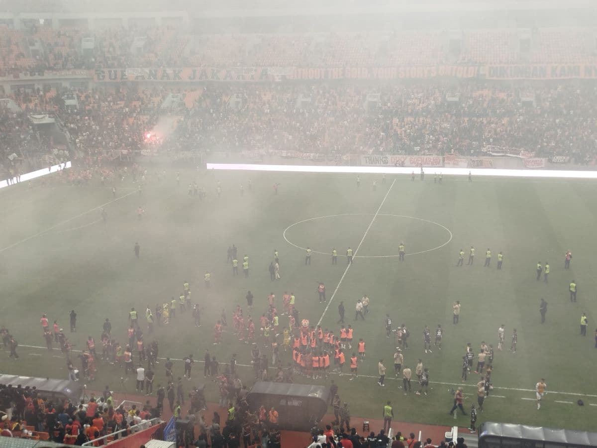 Laga Persija Jakarta vs Semen Padang di JIS Dihentikan Akibat Aksi Flare Suporter Laga Persija Jakarta vs Semen Padang di JIS Dihentikan Akibat Aksi Flare Suporter