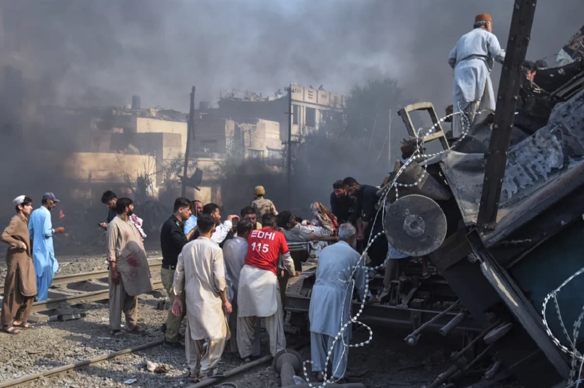 Serangan Bom Bunuh Diri Hantam Kereta di Pakistan, Tewaskan Setidaknya 24 Orang Serangan Bom Bunuh Diri Hantam Kereta di Pakistan, Tewaskan Setidaknya 24 Orang