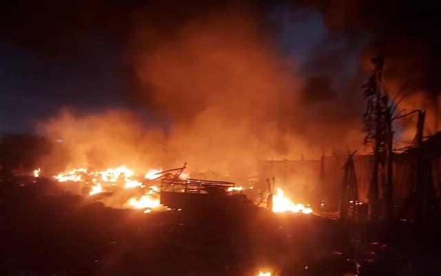 Kebakaran Melahap Lapak dan 3 Kontrakan di Kalideres Jakbar Kebakaran Melahap Lapak dan 3 Kontrakan di Kalideres Jakbar