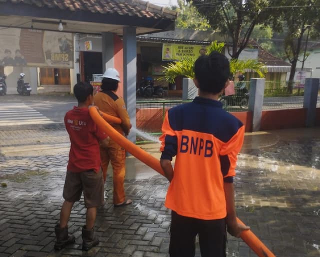 Hujan Deras, Banjir Rendam Puluhan Rumah dan Dua Sekolah di Blora Hujan Deras, Banjir Rendam Puluhan Rumah dan Dua Sekolah di Blora