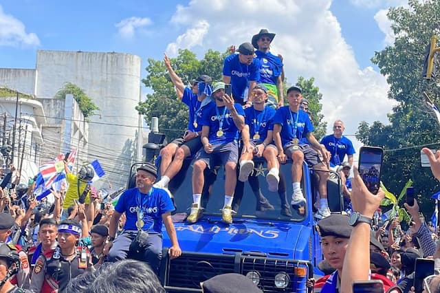 Sambutan Luar Biasa Bobotoh, Teriakan Nama Pemain Persib Bandung Menggema di Sepanjang Rute Pawai Juara Sambutan Luar Biasa Bobotoh, Teriakan Nama Pemain Persib Bandung Menggema di Sepanjang Rute Pawai Juara