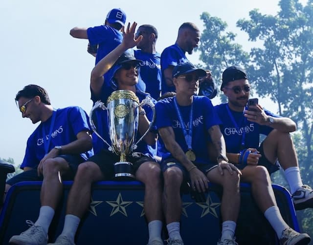 HP Frans Putros Hilang di Tengah Lautan Bobotoh, Pemain Persib Bandung Kompak Bikin Pengumuman Darurat! HP Frans Putros Hilang di Tengah Lautan Bobotoh, Pemain Persib Bandung Kompak Bikin Pengumuman Darurat!