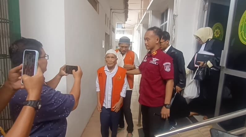 Viral Kakek Mujiran Ambil Sisa Getah Berujung Dipenjara, Kini Bebas Lewat Restorative Justice Viral Kakek Mujiran Ambil Sisa Getah Berujung Dipenjara, Kini Bebas Lewat Restorative Justice