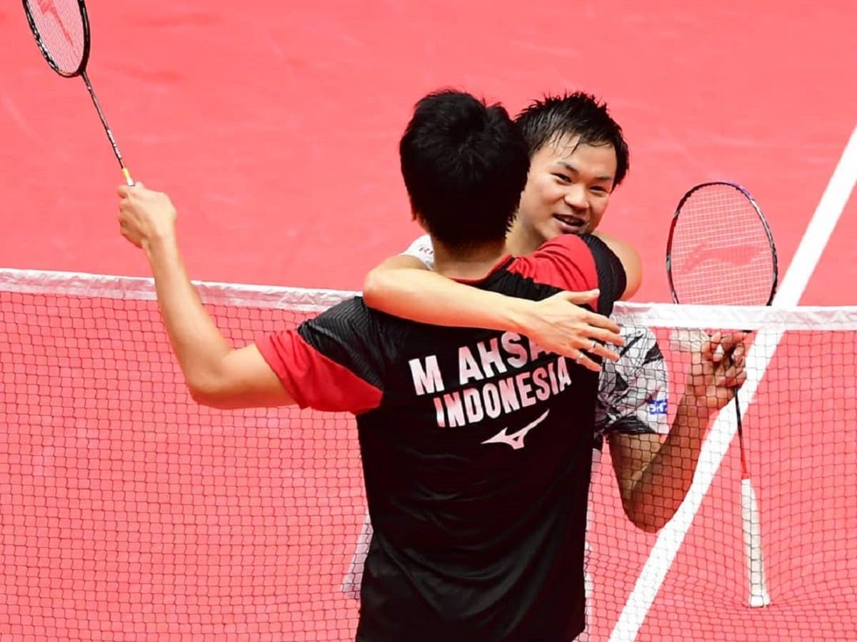 Kisah Haru Pelukan Mohammad Ahsan ke Pebulutangkis Jepang Yuta Watanabe yang Menuai Sorotan BWF Kisah Haru Pelukan Mohammad Ahsan ke Pebulutangkis Jepang Yuta Watanabe yang Menuai Sorotan BWF