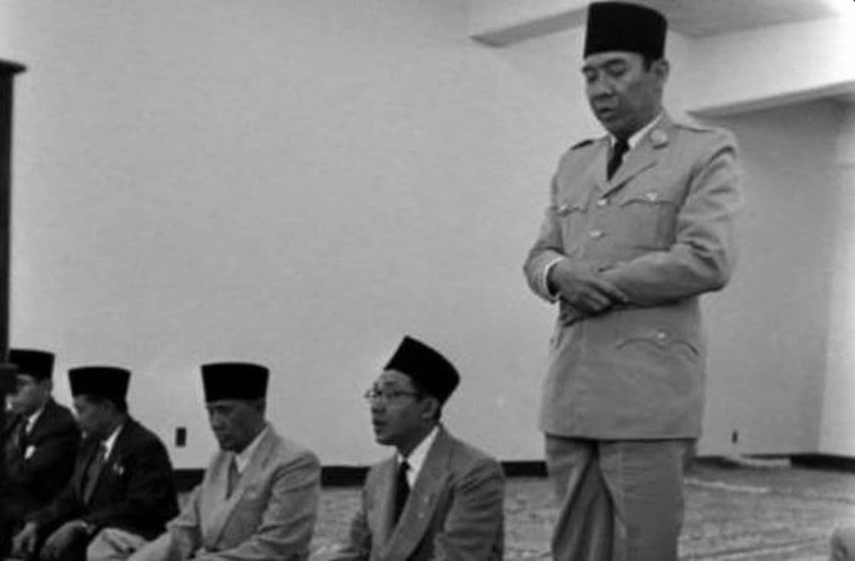 Upaya Pembunuhan Soekarno saat Sholat Idul Adha, Sosoknya Terlihat Jadi Dua saat Hendak Ditembak Upaya Pembunuhan Soekarno saat Sholat Idul Adha, Sosoknya Terlihat Jadi Dua saat Hendak Ditembak