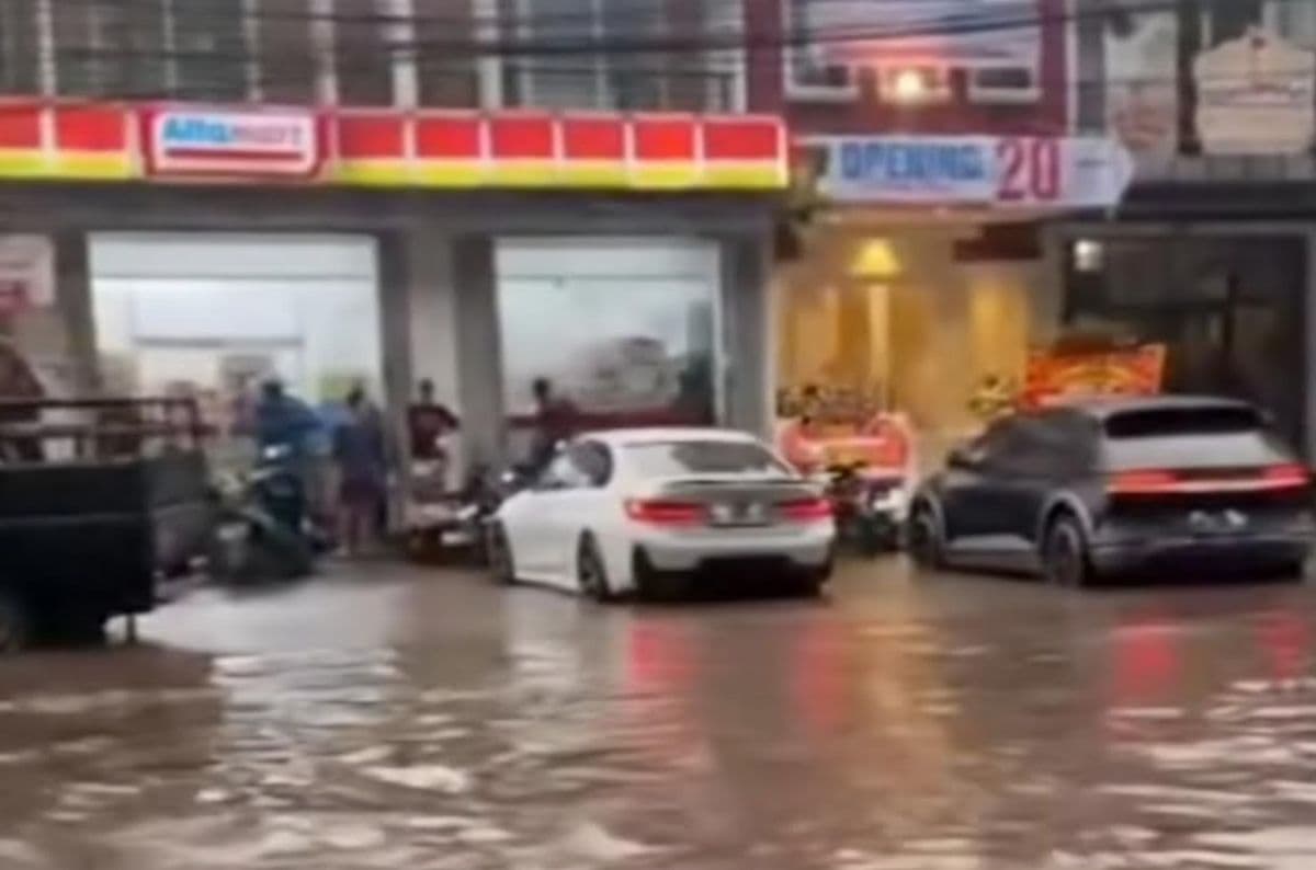 Banjir Rendam Exit Tol Andara, Lalu Lintas di Pondok Labu Tersendat Banjir Rendam Exit Tol Andara, Lalu Lintas di Pondok Labu Tersendat