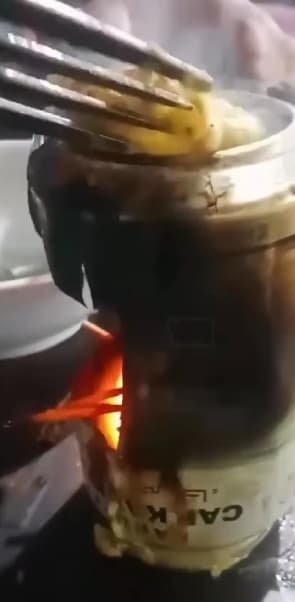 Viral, Ibu Masak Telur Pakai Kaleng Bekas karena Tak Punya Gas dan Minyak Viral, Ibu Masak Telur Pakai Kaleng Bekas karena Tak Punya Gas dan Minyak
