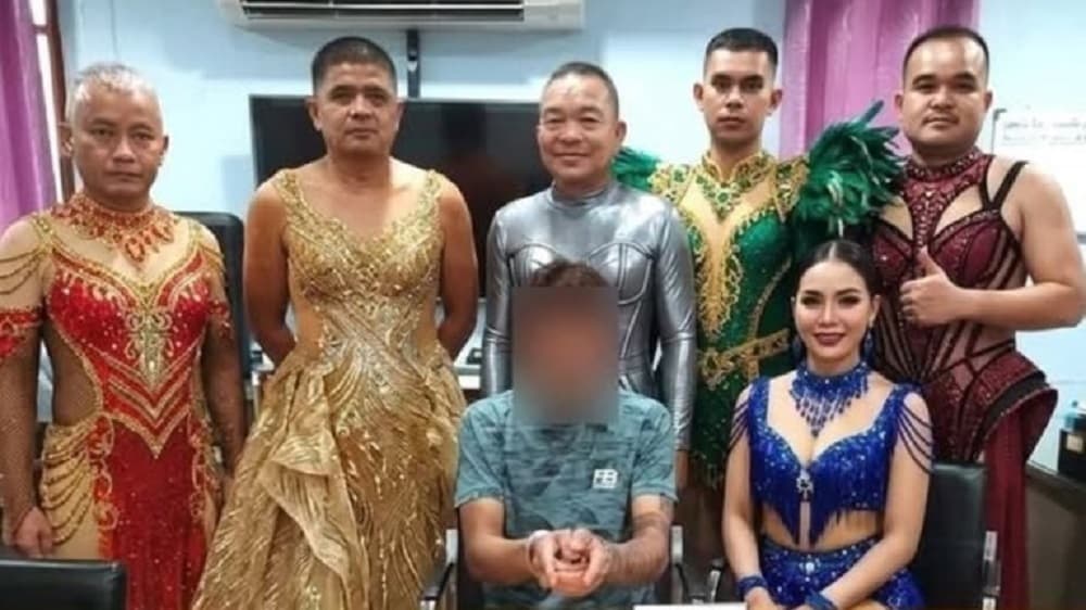 Viral, Polisi Menyamar Jadi Penari Wanita Demi Meringkus Pengedar Narkoba Viral, Polisi Menyamar Jadi Penari Wanita Demi Meringkus Pengedar Narkoba