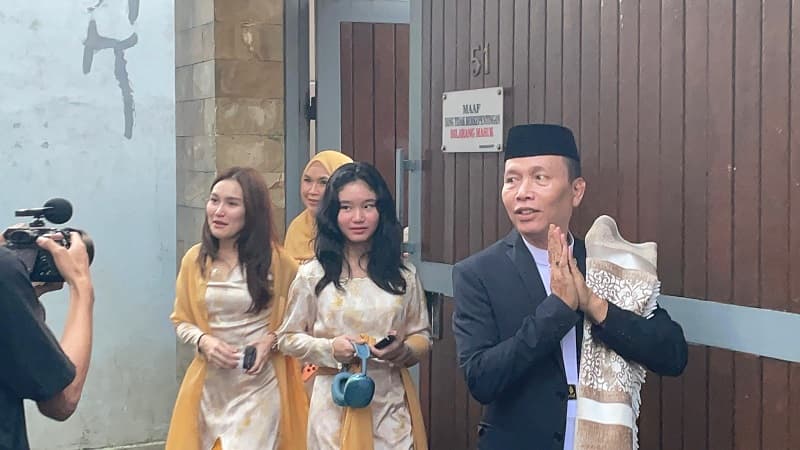 Pesona Ayu Ting Ting saat Salat Iduladha bareng Bilqis, Seperti Kakak Adik Pesona Ayu Ting Ting saat Salat Iduladha bareng Bilqis, Seperti Kakak Adik
