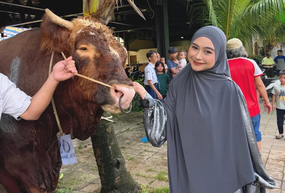 Tangis Ria Ricis Pecah Lihat Sapi Kurban Disembelih Tangis Ria Ricis Pecah Lihat Sapi Kurban Disembelih
