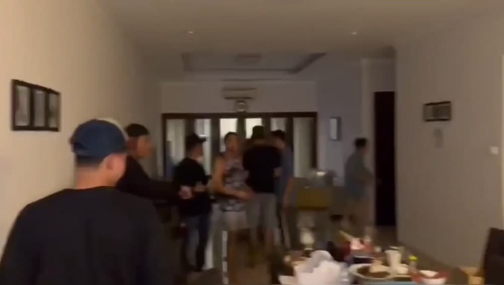 Detik-Detik Polisi Tangkap Selebgram Brunei Terkait Penganiayaan yang Tewaskan WNA di Blok M Detik-Detik Polisi Tangkap Selebgram Brunei Terkait Penganiayaan yang Tewaskan WNA di Blok M
