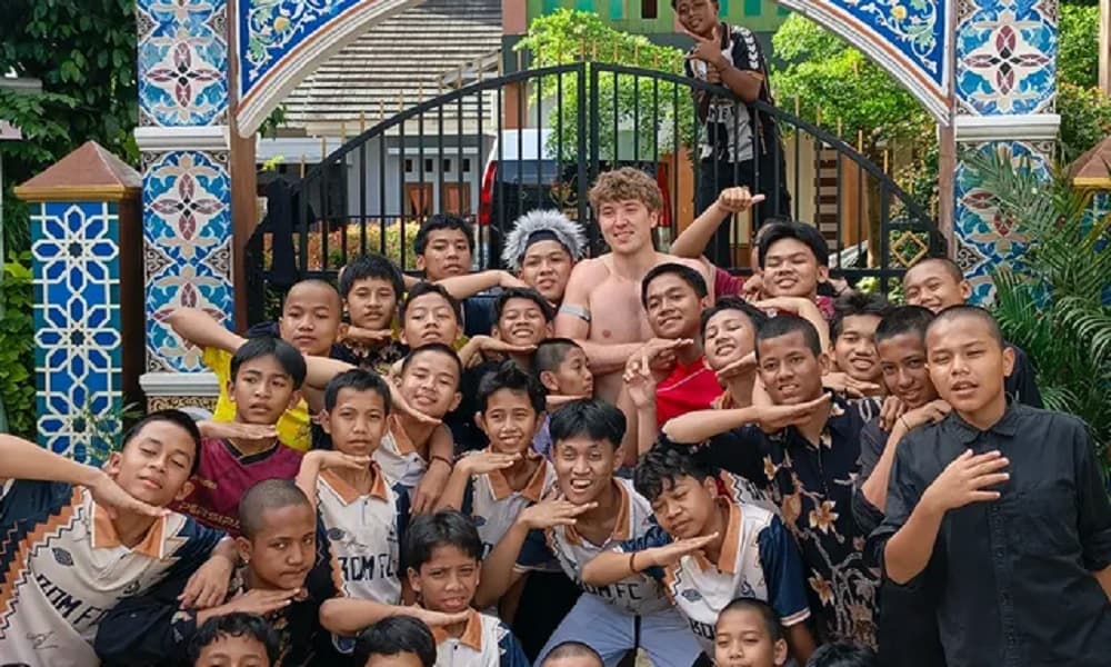 Viral! Pemain Timnas Indonesia Ole Romeny Asyik Tabuh Rebana di Pesantren Viral! Pemain Timnas Indonesia Ole Romeny Asyik Tabuh Rebana di Pesantren