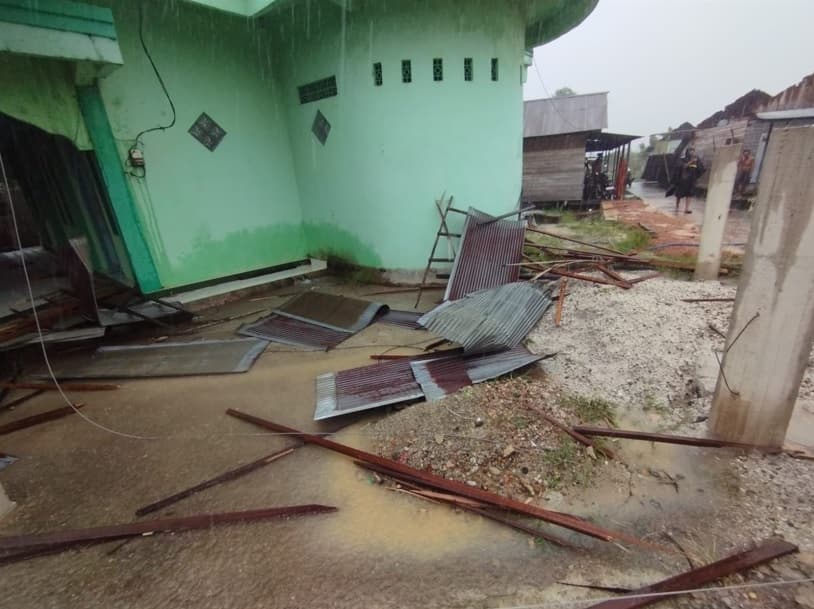 Puluhan Rumah di Banjar Kalsel Rusak Parah Usai Diterjang Angin Kencang dan Hujan Deras Puluhan Rumah di Banjar Kalsel Rusak Parah Usai Diterjang Angin Kencang dan Hujan Deras