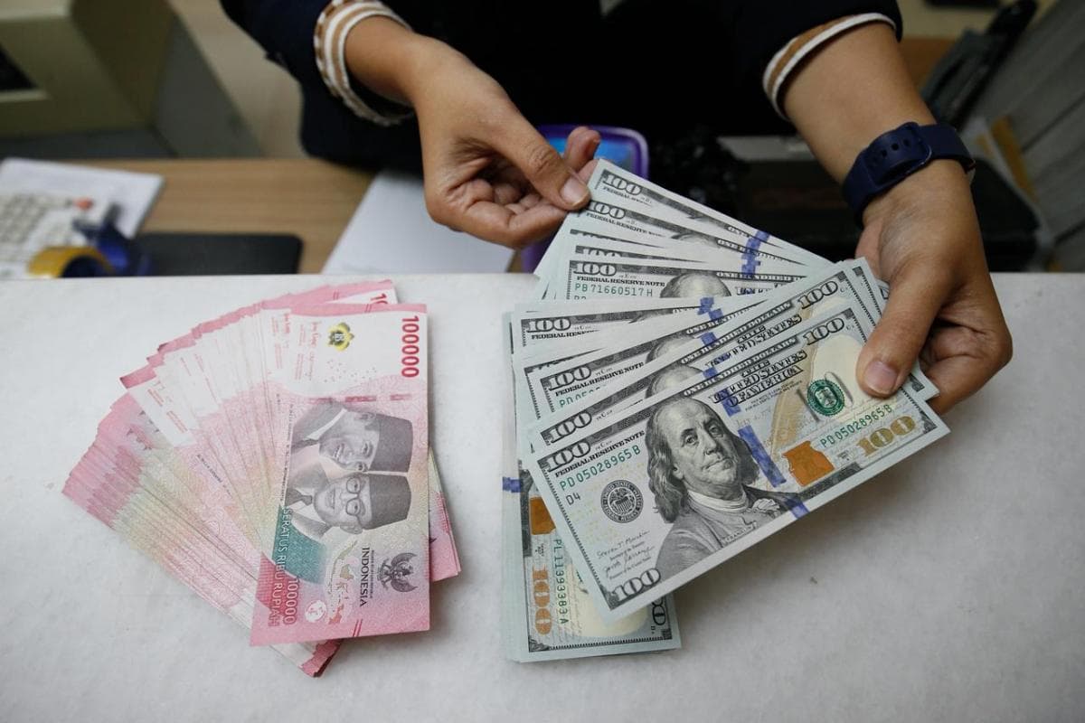 Rupiah Kian Terpuruk, Hari Ini Ditutup Melemah ke Rp17.880 per Dolar AS Rupiah Kian Terpuruk, Hari Ini Ditutup Melemah ke Rp17.880 per Dolar AS