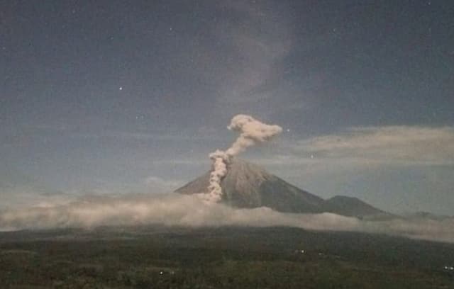 Gunung Semeru Erupsi Malam Ini, Kolom Abu Capai 2.000 Meter Gunung Semeru Erupsi Malam Ini, Kolom Abu Capai 2.000 Meter