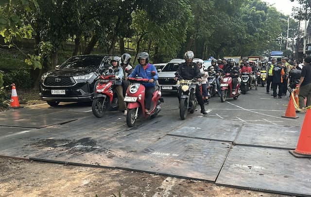 Polisi Pastikan Jalan Ambles di Lenteng Agung Sudah Bisa Dilintasi Polisi Pastikan Jalan Ambles di Lenteng Agung Sudah Bisa Dilintasi