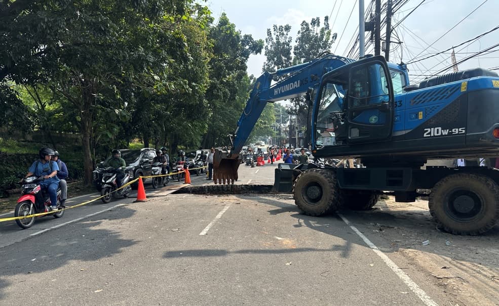 Jalan Raya Lenteng Agung yang Ambles Mulai Diperbaiki, Malam Ini Dipasang Box Culvert Jalan Raya Lenteng Agung yang Ambles Mulai Diperbaiki, Malam Ini Dipasang Box Culvert
