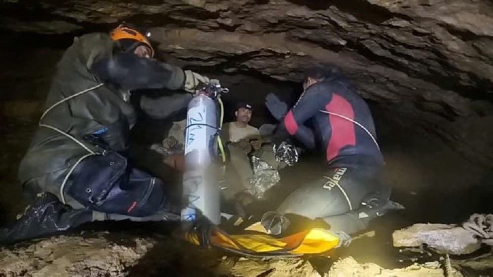 4 Orang Berhasil Dievakuasi setelah Terjebak Sepekan di Gua Laos yang Terendam Banjir 4 Orang Berhasil Dievakuasi setelah Terjebak Sepekan di Gua Laos yang Terendam Banjir