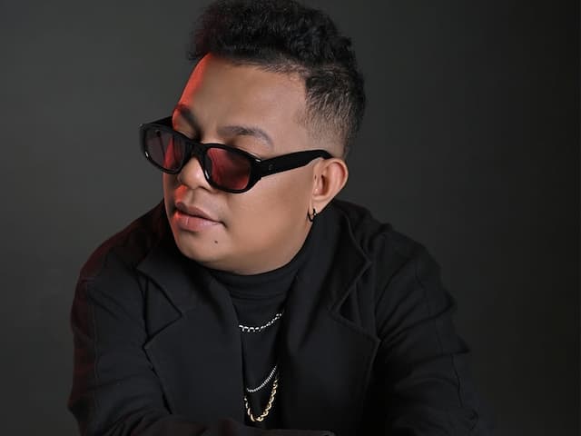 Mario G. Klau Bercerita tentang Hubungan Tanpa Kepastian Lewat Tarik Ulur Mario G. Klau Bercerita tentang Hubungan Tanpa Kepastian Lewat Tarik Ulur