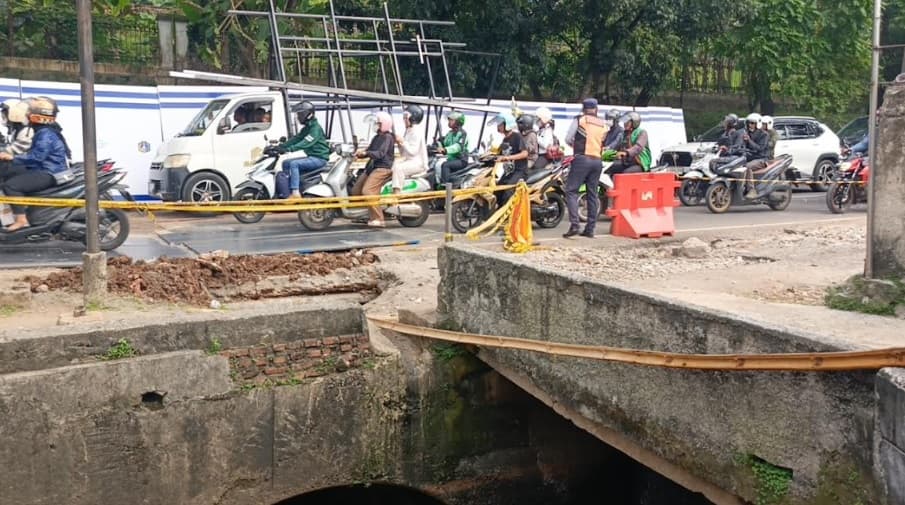 Sinkhole di Jalan Raya Lenteng Agung, Lalin Masih Macet Parah Sinkhole di Jalan Raya Lenteng Agung, Lalin Masih Macet Parah