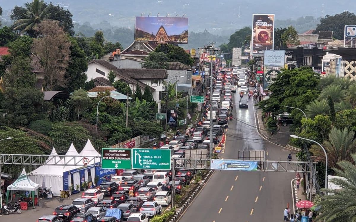 Libur Idul Adha, Polisi Terapkan One Way Arah Jakarta di Jalur Puncak Siang Ini Libur Idul Adha, Polisi Terapkan One Way Arah Jakarta di Jalur Puncak Siang Ini