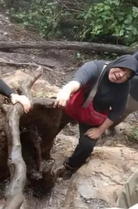 Viral! Ibu Rela Naik Gunung Dempo demi Lihat Makam Anaknya yang Wafat saat Mendaki Viral! Ibu Rela Naik Gunung Dempo demi Lihat Makam Anaknya yang Wafat saat Mendaki