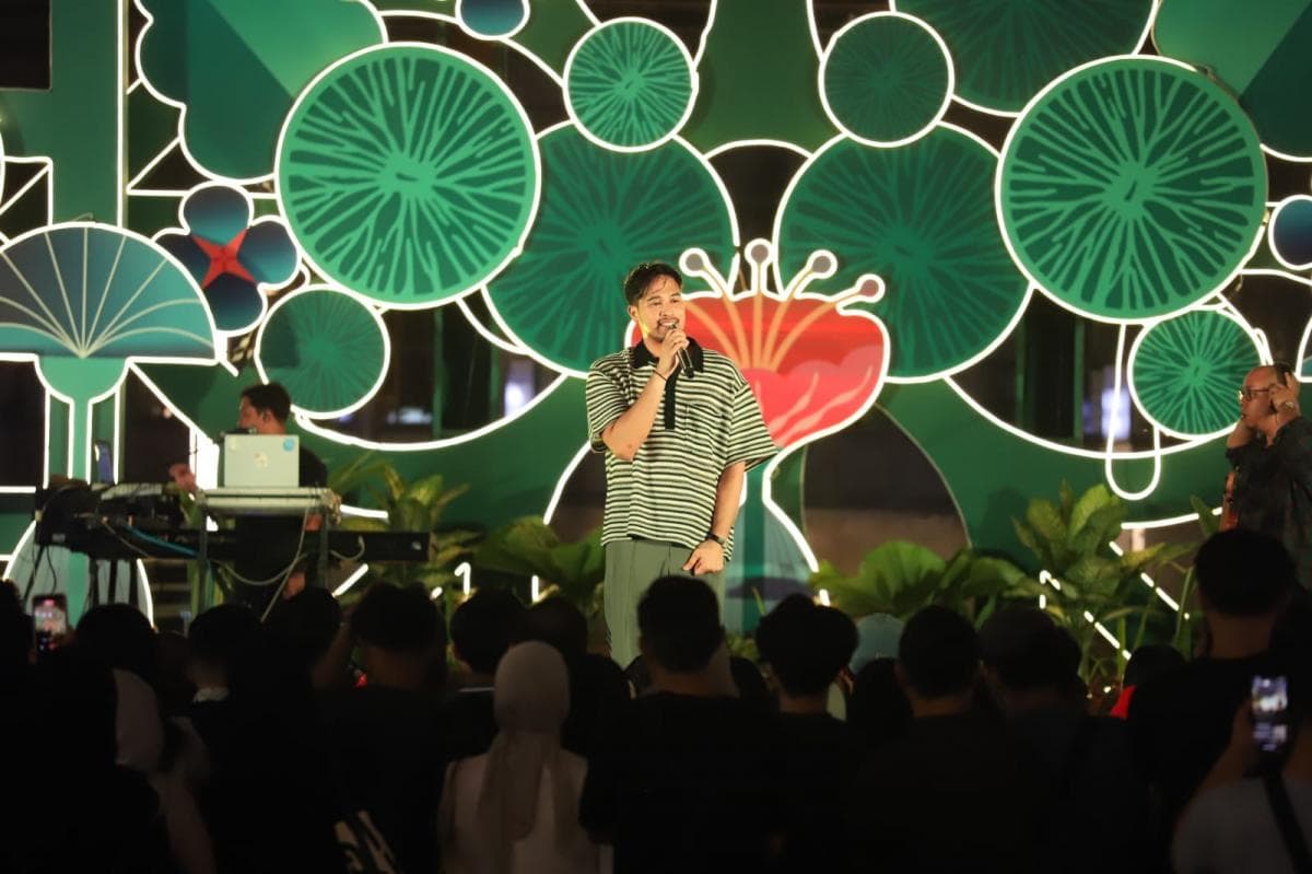 Tutup Musiczone dengan Lagu Terbaru, Adrian Khalif Ajak Penonton Naik ke Atas Panggung Tutup Musiczone dengan Lagu Terbaru, Adrian Khalif Ajak Penonton Naik ke Atas Panggung