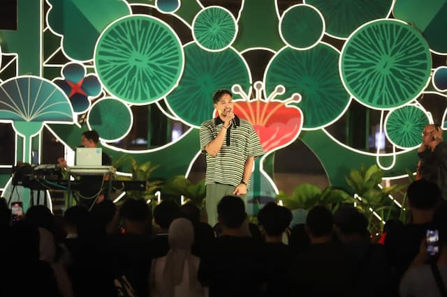 Tutup Musiczone dengan Lagu Terbaru, Adrian Khalif Ajak Penonton Naik ke Atas Panggung Tutup Musiczone dengan Lagu Terbaru, Adrian Khalif Ajak Penonton Naik ke Atas Panggung