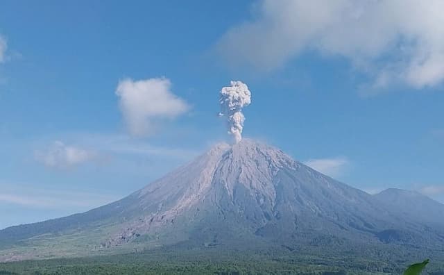 Gunung Semeru Erupsi Pagi Ini, Lontarkan Abu Vulkanik 1.300 Meter Gunung Semeru Erupsi Pagi Ini, Lontarkan Abu Vulkanik 1.300 Meter