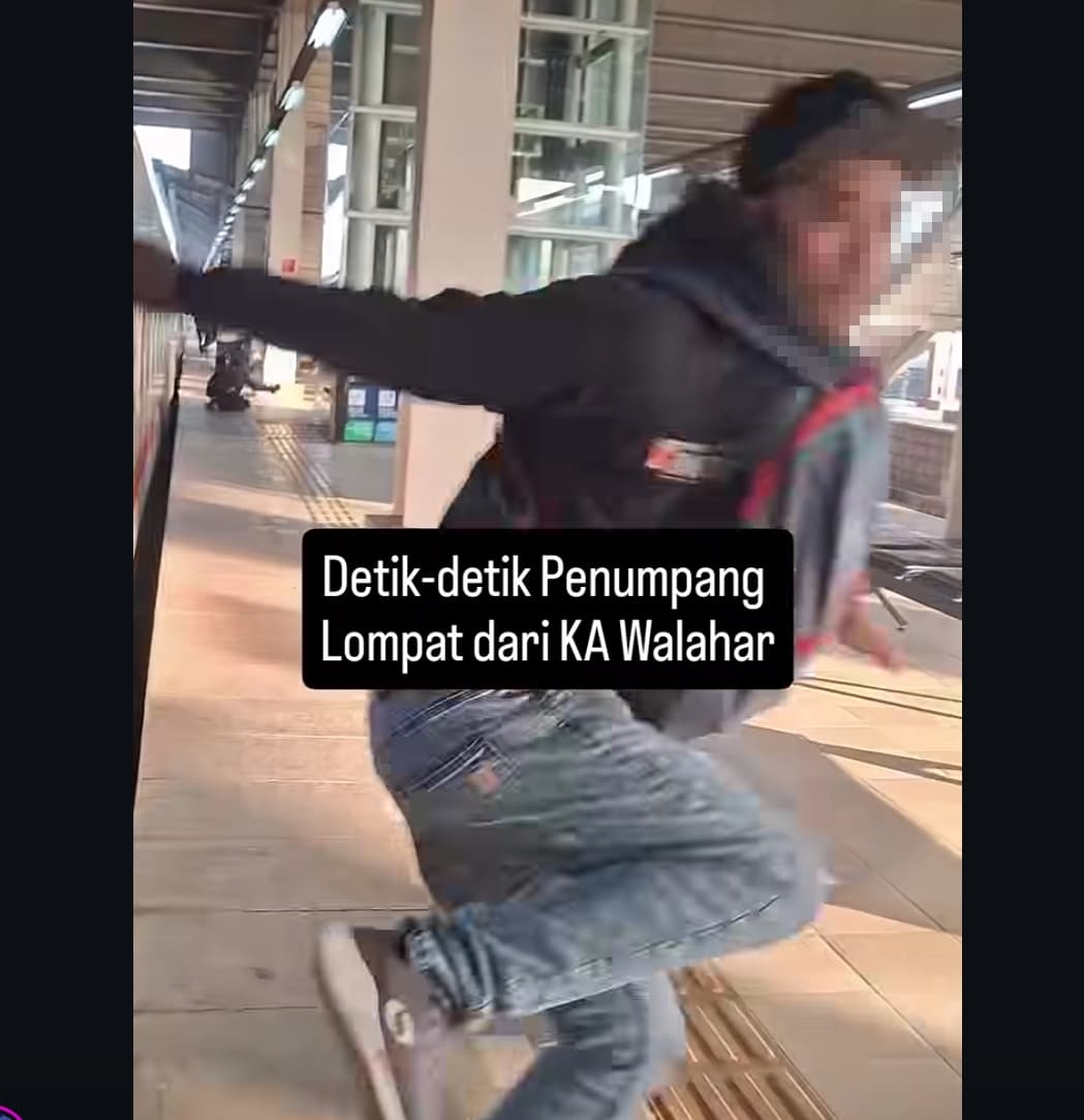 Viral! Penumpang Nekat Lompat dari Kereta Api Sebelum Rangkaian Berhenti, Ada yang Terjatuh Viral! Penumpang Nekat Lompat dari Kereta Api Sebelum Rangkaian Berhenti, Ada yang Terjatuh