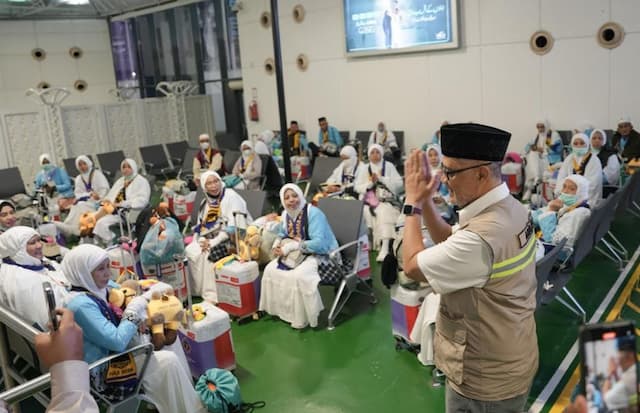 Menhaj Lepas Kepulangan Perdana Jamaah Haji, Terlontar Permintaan Maaf Menhaj Lepas Kepulangan Perdana Jamaah Haji, Terlontar Permintaan Maaf
