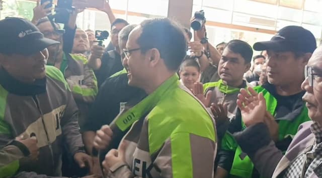 Kenakan Jaket Ojol, Nadiem: Saya Belum Bisa Bayar Desainer! Kenakan Jaket Ojol, Nadiem: Saya Belum Bisa Bayar Desainer!