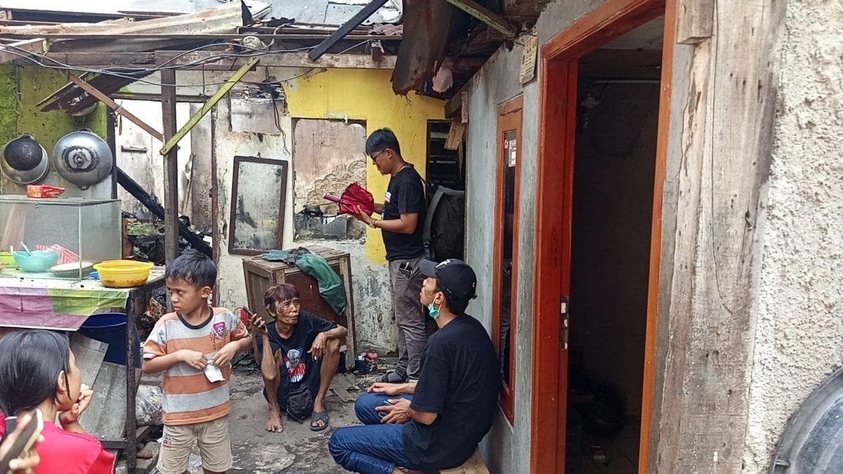 Dikelilingi Puing Kebakaran di Kemayoran, Rumah Hafiz Alquran Ini Masih Tegak Berdiri Dikelilingi Puing Kebakaran di Kemayoran, Rumah Hafiz Alquran Ini Masih Tegak Berdiri