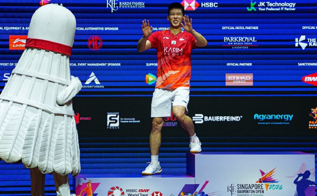 Momen Kocak Pebulutangkis Loh Kean Yew Salah Naik Podium di Singapura Open 2026 Momen Kocak Pebulutangkis Loh Kean Yew Salah Naik Podium di Singapura Open 2026