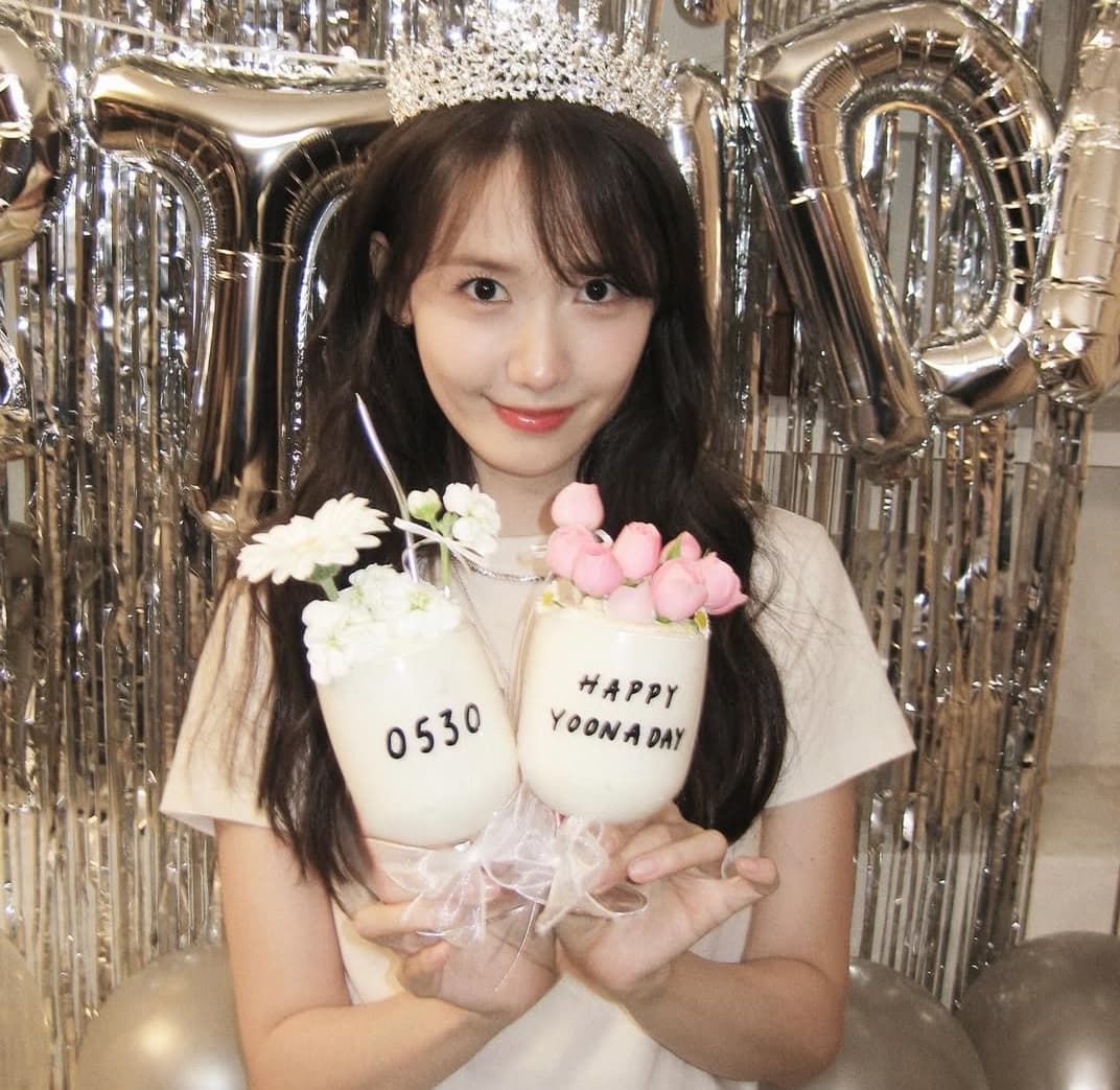 Yoona SNSD Rayakan Ulang Tahun ke-36 dengan Hangat, Tampil Kasual Pakai T-Shirt Putih Yoona SNSD Rayakan Ulang Tahun ke-36 dengan Hangat, Tampil Kasual Pakai T-Shirt Putih