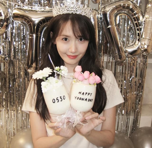 Yoona SNSD Rayakan Ulang Tahun ke-36 dengan Hangat, Tampil Kasual Pakai T-Shirt Putih Yoona SNSD Rayakan Ulang Tahun ke-36 dengan Hangat, Tampil Kasual Pakai T-Shirt Putih
