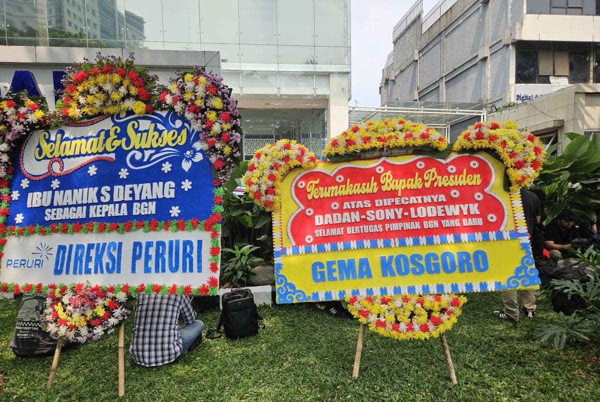 Karangan Bunga Berjejer di Kantor BGN, Ada Pesan Menohok! Karangan Bunga Berjejer di Kantor BGN, Ada Pesan Menohok!