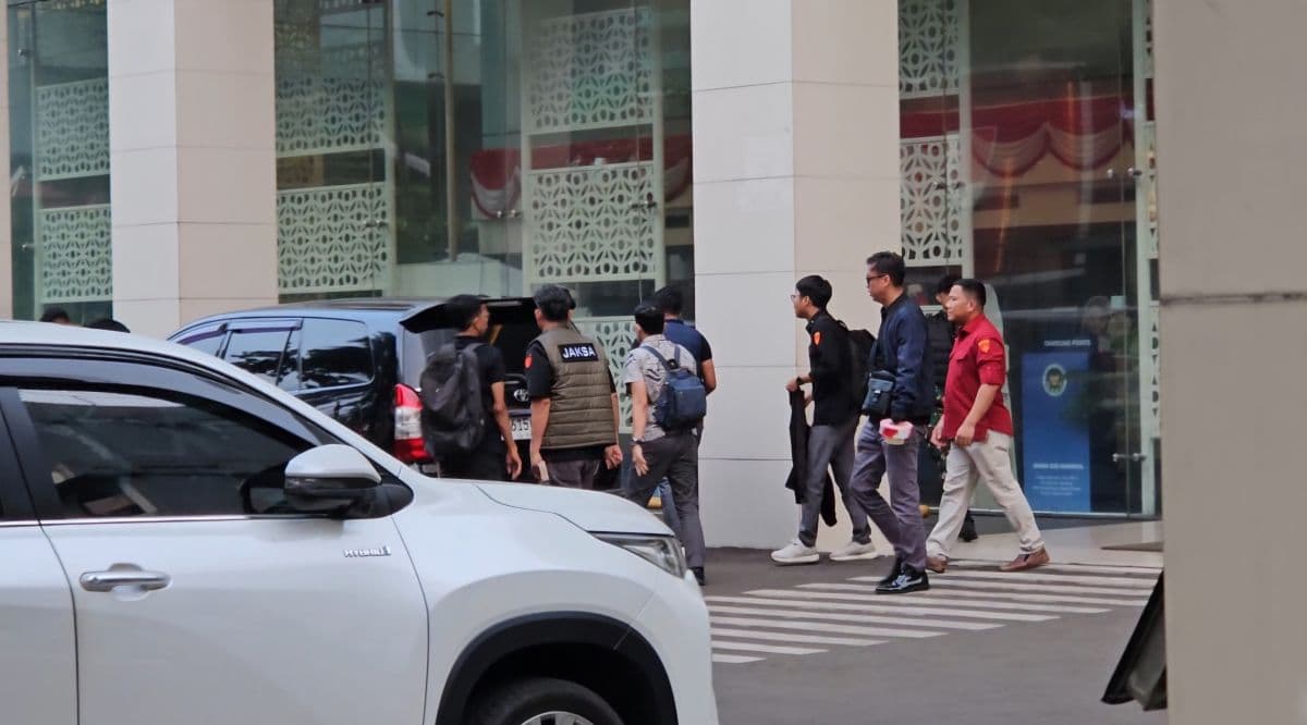 Usai Geledah Kantor BGN Seharian, Penyidik Kejagung Angkut Box Kontainer Usai Geledah Kantor BGN Seharian, Penyidik Kejagung Angkut Box Kontainer