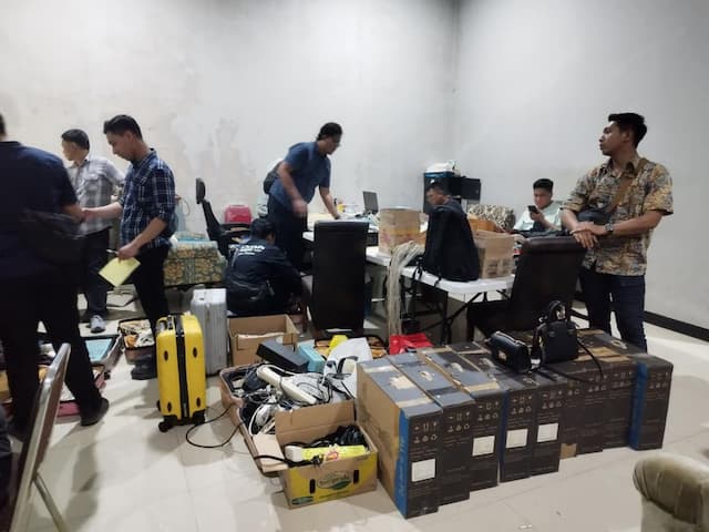 Sindikat Love Scamming di Semarang Digerebek, 4 WN Tiongkok dan Ratusan Ponsel Disita Sindikat Love Scamming di Semarang Digerebek, 4 WN Tiongkok dan Ratusan Ponsel Disita