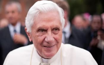 Vatikan: Kondisi Paus Benediktus Sakit Parah dan Waspada, Namun Tetap Stabil