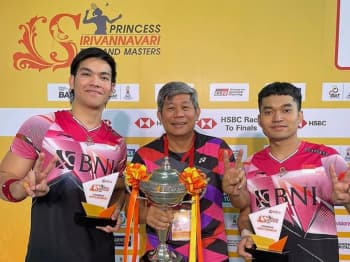 Melihat Momen Kocak Leo Rolly/Daniel Marthin saat Mengangkat Trofi Thailand Masters 2023
