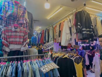 Pembeli Curhat Alasan Beli Pakaian Impor Bekas: Harga Murah dan Bagus