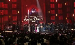 Momen Spesial Ahmad Dhani Tiup Lilin di Konser 51 Tahun Kerajaan Cinta Ahmad Dhani