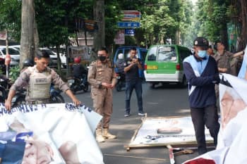 Petugas Tertibkan Ratusan Spanduk Tak Berizin di Bogor, Terbanyak Bacaleg
