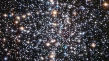 NASA Berhasil Tangkap Pemandangan Langka Lubang Hitam Berisi Ratusan Ribu Bintang