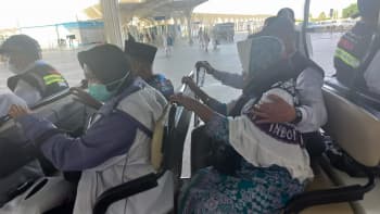 Tanggap, Petugas Haji Bantu Jemaah Lansia yang Beser di Bandara Madinah