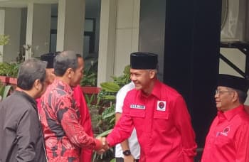 Tiba di Rakernas PDIP, Jokowi Disambut Ganjar