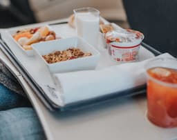 Jangan Pernah Pungut Makanan yang Jatuh di Meja Pesawat, Penelitian Ungkap Fakta Menjijikkan